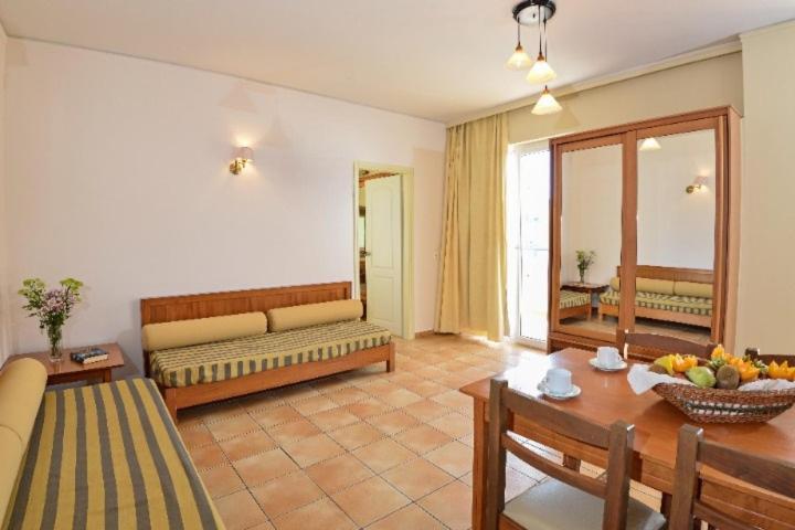 Lefkoniko Beach & Icarus Suite Apts 레팀노 외부 사진